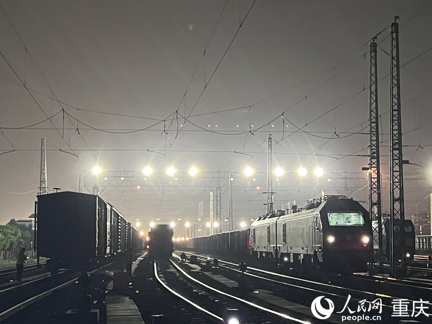 夜幕中繁忙的重慶興隆場(chǎng)編組站。 人民網(wǎng)記者 胡虹攝