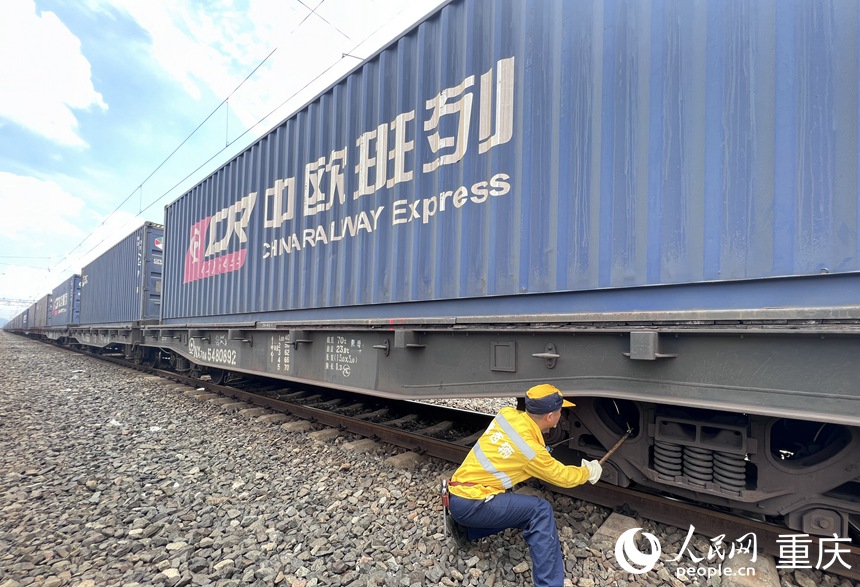 劉子坤正在對(duì)中歐班列進(jìn)行列檢。 人民網(wǎng)記者 胡虹攝