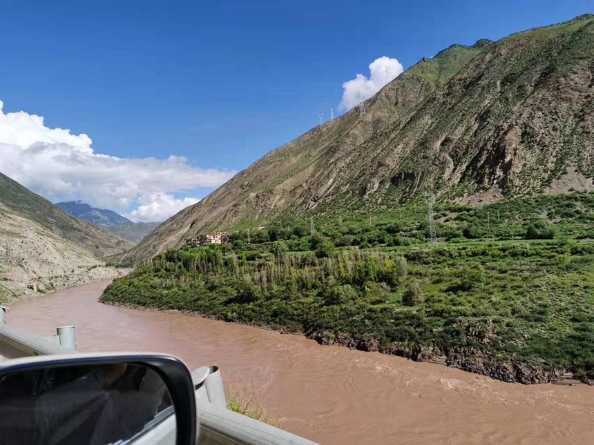 順瀾滄江而下，人民日報(bào)社重慶分社采訪團(tuán)隊(duì)奔赴昌都市察雅縣。姜峰攝