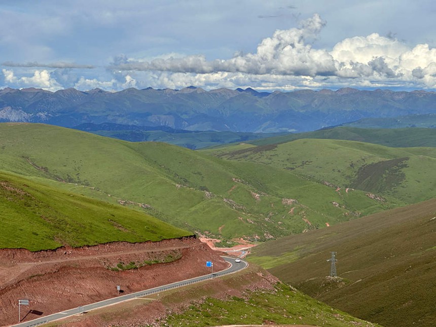 察芒公路海拔超過(guò)4800米處的風(fēng)景。劉政寧攝