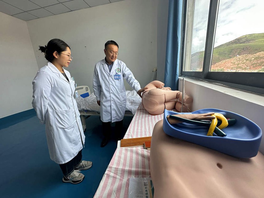 程功在臨床技能培訓(xùn)基地指導(dǎo)醫(yī)療人員。劉政寧攝