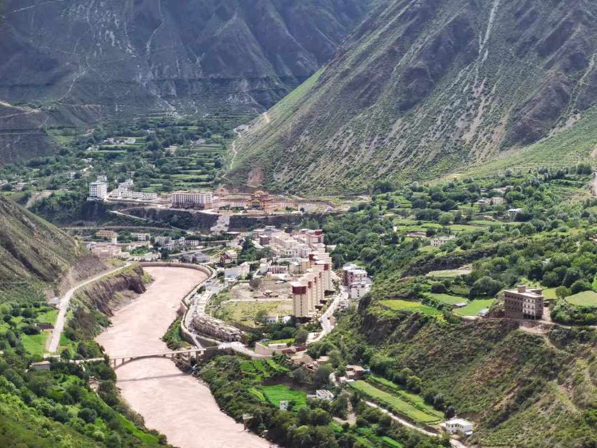 瀾滄江從芒康縣流過(guò)，出藏入滇，開(kāi)啟更廣闊的前程。姜峰攝