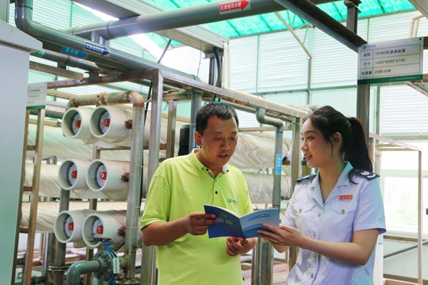 重慶市潼南區(qū)稅務(wù)人員走進重慶巨科環(huán)保有限公司，宣傳輔導(dǎo)環(huán)保稅等稅收優(yōu)惠政策。周歡攝