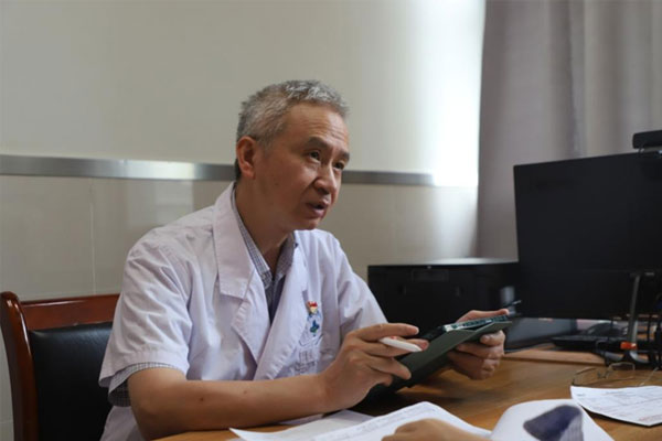 劉湘源坐診。兩江新區(qū)人民醫(yī)院供圖