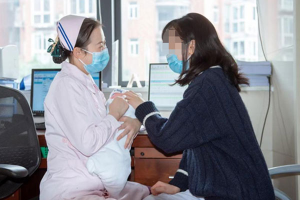 指導(dǎo)科學(xué)喂養(yǎng)。兩江新區(qū)人民醫(yī)院供圖