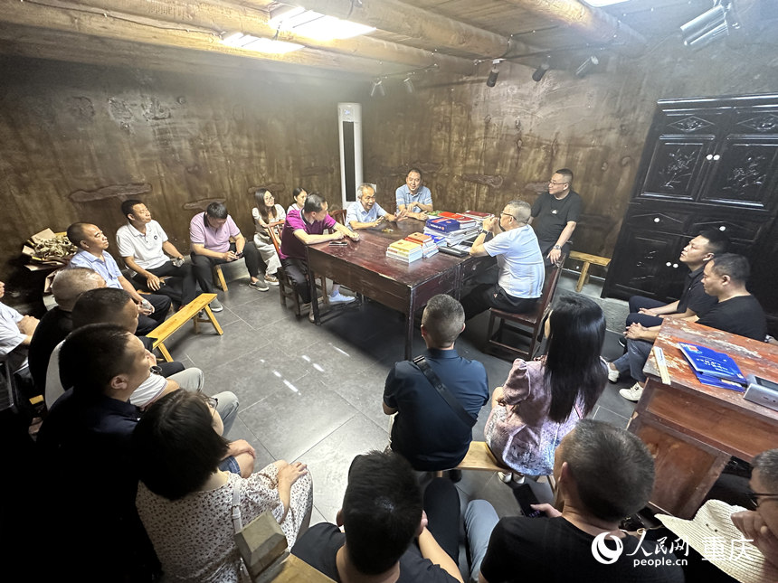 毛相林在“愚公講堂”為黨員干部講下莊修“天路”的故事。 人民網(wǎng)記者 劉政寧攝