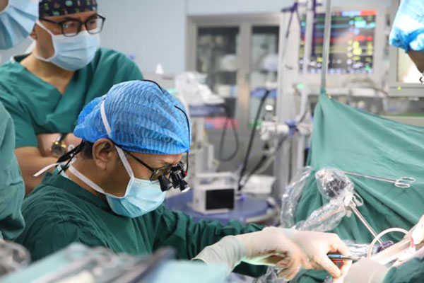 顧衛(wèi)東正在為患者手術(shù)。陳俊杰攝