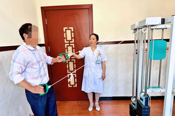 文方敏正在指導(dǎo)患者進(jìn)行耐力訓(xùn)練。賀春現(xiàn)攝