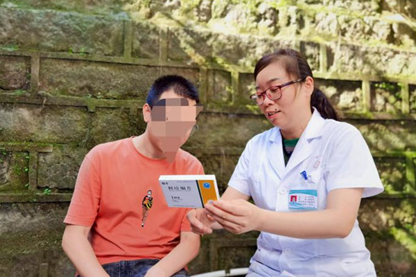 張紹敏為嚴(yán)重精神障礙患者發(fā)放藥品。周蔚婷攝