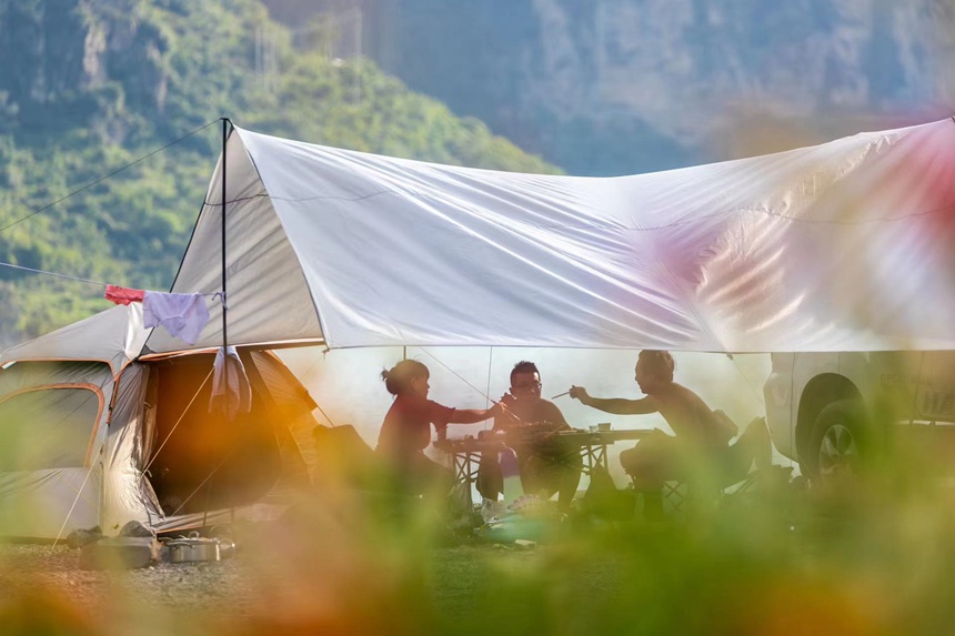 游客在頭渡鎮(zhèn)一露營(yíng)基地避暑納涼。瞿明斌攝