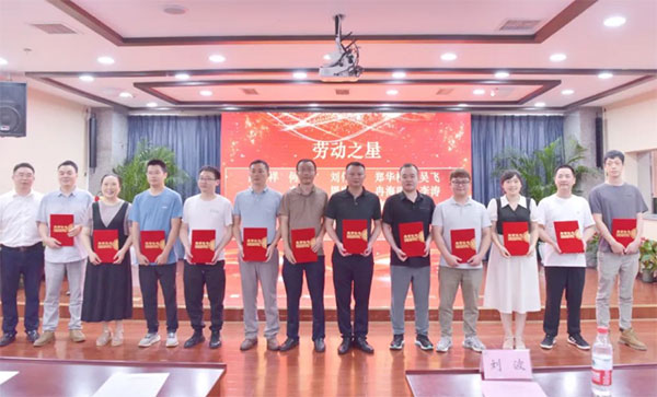 頒發(fā)榮譽(yù)證書。江津區(qū)中醫(yī)院供圖