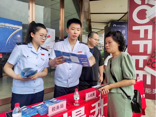 萬盛區(qū)稅務(wù)局聯(lián)合區(qū)人社局、市場監(jiān)管局等部門，在國能奧特萊斯開展“個體工商戶服務(wù)月”活動，宣傳最新的稅收優(yōu)惠政策。蔣蘋攝
