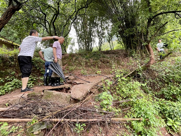 《地災應急處置》。7月19日，巴南區(qū)姜家鎮(zhèn)水源村高石元組發(fā)生險情，巴南區(qū)規(guī)劃和自然資源局綜合行政執(zhí)法支隊支隊長張朝明帶隊現(xiàn)場指導地災應急處置工作，并動員群眾應急避險搬遷撤離。何林攝