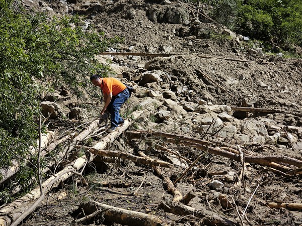 《烈日下的搶險(xiǎn)救災(zāi)地質(zhì)人》。7月6日，南江地質(zhì)專家黃永澤在萬(wàn)州長(zhǎng)灘鎮(zhèn)林場(chǎng)村皂角樹(shù)山洪泥石流搶險(xiǎn)救災(zāi)現(xiàn)場(chǎng)踏勘調(diào)查。廖學(xué)海攝