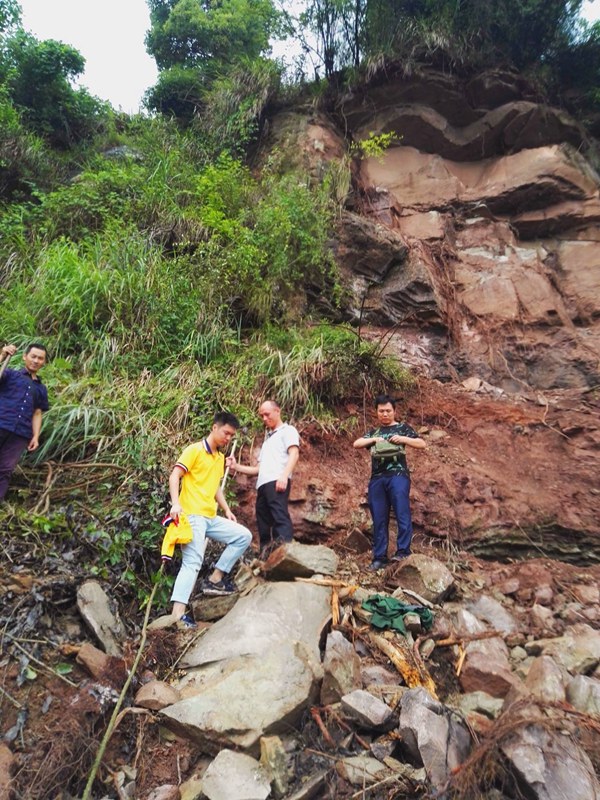 《向險而行，護(hù)衛(wèi)群眾安全》。2022年7月，開州區(qū)白鶴街道胡家咀危巖發(fā)生局部崩塌險情，嚴(yán)重威脅下方居民5戶15人的生命財產(chǎn)安全，重慶地質(zhì)礦產(chǎn)研究院開州區(qū)駐守地質(zhì)工程師邱夢（右三）立即前往垮塌區(qū)域開展應(yīng)急調(diào)查處置工作。鄧朝松攝