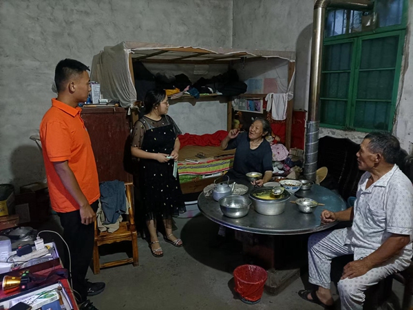 《一個都不能落下》。7月13日晚上，云陽縣暴雨前夕，107地質隊駐守地質工程師會同石門鄉(xiāng)政府工作人員，連夜對受滑坡隱患威脅群眾進行臨時轉移。李明亮攝