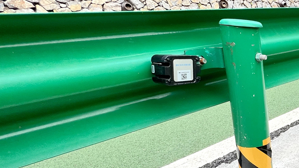 智慧護(hù)欄傳感器。羅韋寧攝