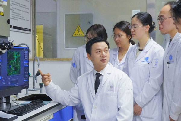 陳陶工作照。重醫(yī)附屬口腔醫(yī)院供圖