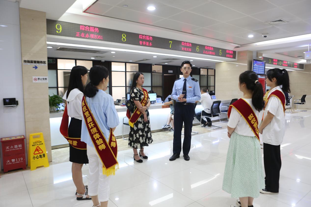 近日，稅收營(yíng)商環(huán)境體驗(yàn)師一行人來到渝中區(qū)稅務(wù)局第一稅務(wù)所參加“走流程聽建議”活動(dòng)。圖為稅務(wù)人員向營(yíng)商環(huán)境體驗(yàn)師介紹大廳整體情況。孫夢(mèng)園攝