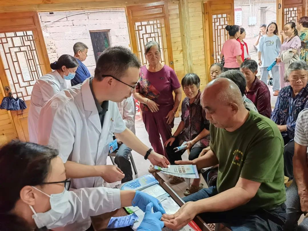 義診現(xiàn)場(chǎng)。榮昌區(qū)人民醫(yī)院供圖