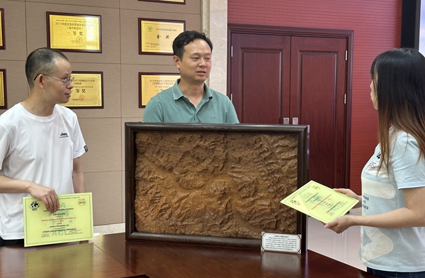 重慶“萬州城區(qū)木雕地形模型”。重慶市測繪科學(xué)技術(shù)研究院供圖