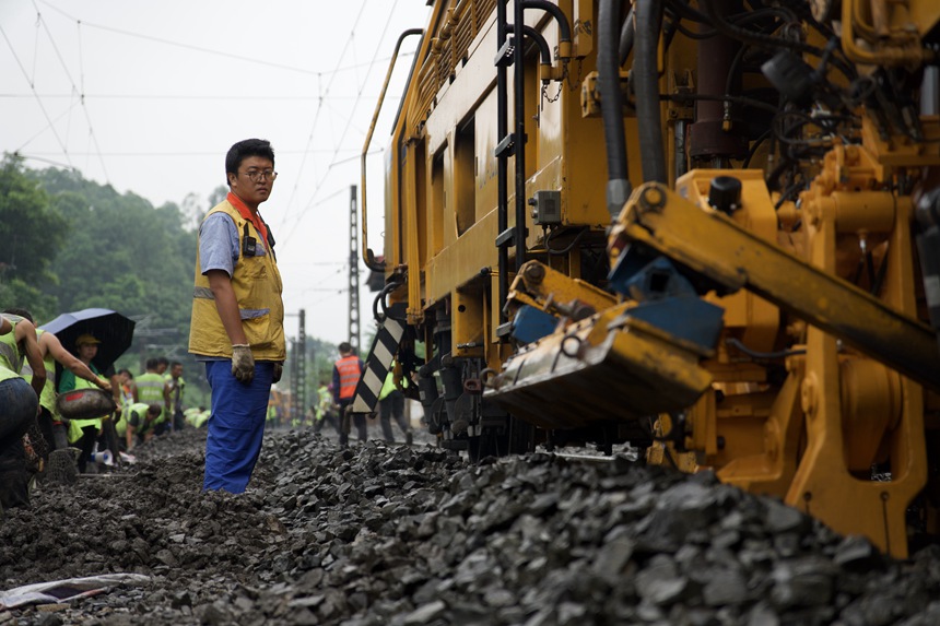 成都工務(wù)大機段職工在成渝線上指揮大機搗固。趙鵬攝