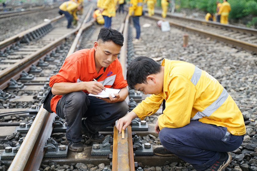 重慶工務(wù)段職工在興珞線團(tuán)結(jié)村站測量絕緣接頭軌縫。張凱攝
