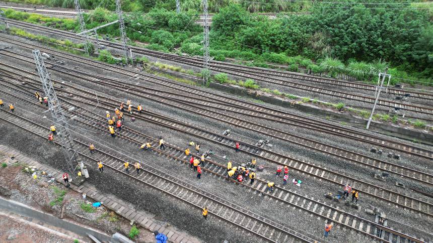 重慶工務段職工在興珞線團結村站進行道岔鋼件更換作業(yè)。郎志強攝