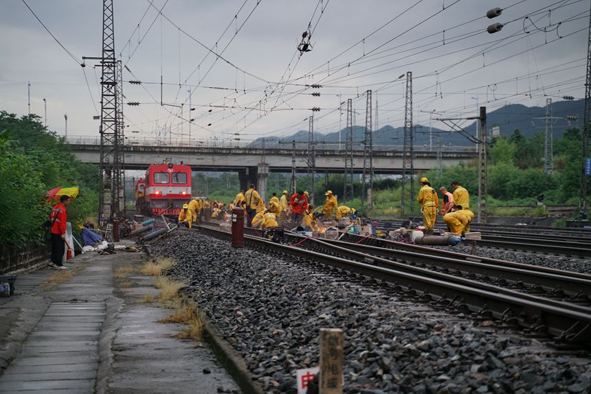 重慶工務(wù)段職工在興珞線團結(jié)村站進行道岔鋼件更換作業(yè)。張凱攝