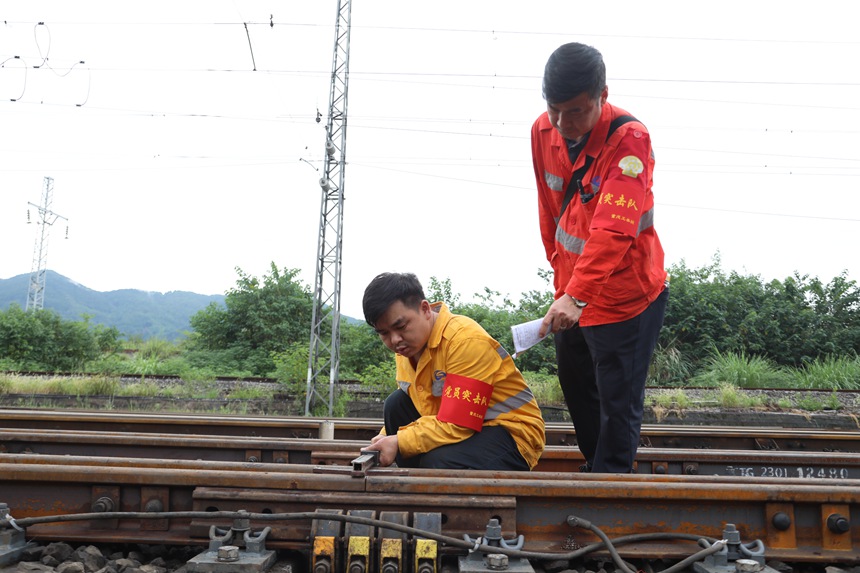 重慶工務(wù)段職工在興珞線團(tuán)結(jié)村站進(jìn)行作業(yè)后質(zhì)量回檢。羅帥攝