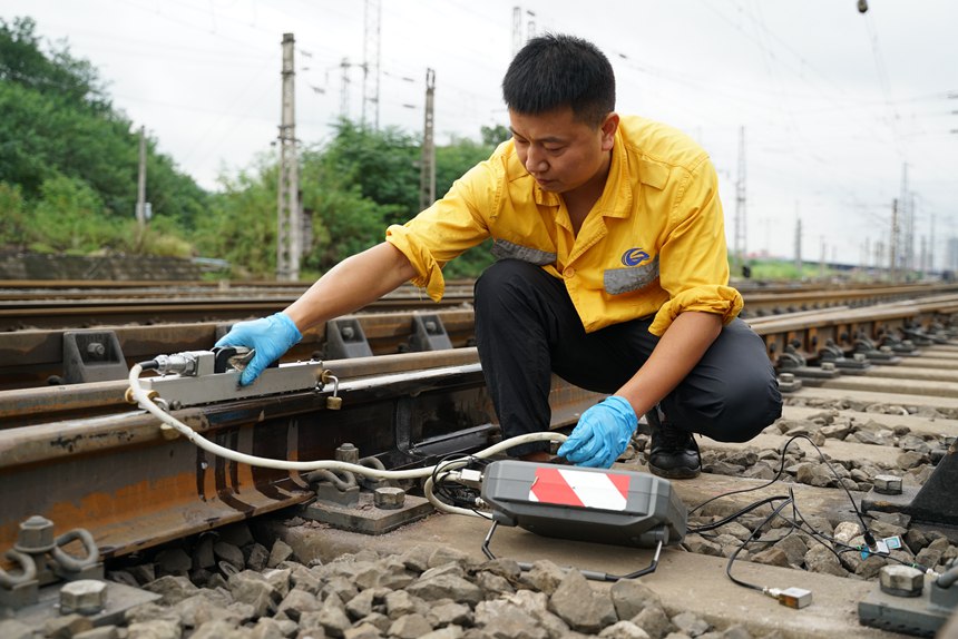 重慶工務(wù)段職工在興珞線團結(jié)村站使用探傷儀器對焊接接頭進行檢查。羅帥攝