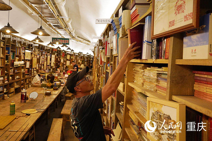 書(shū)屋負(fù)責(zé)人茍軍正在整理書(shū)架。  人民網(wǎng)記者 劉祎攝