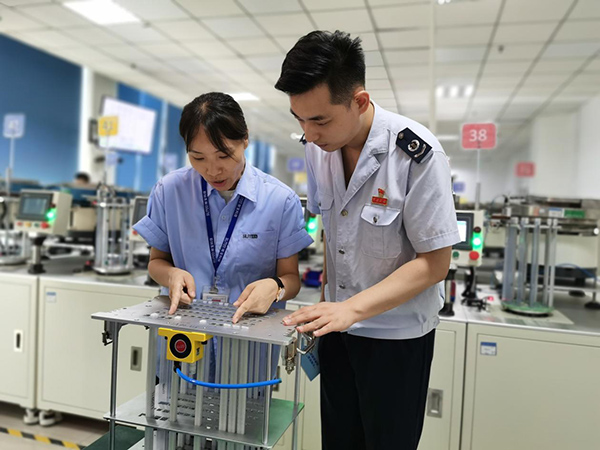 高新區(qū)稅務人員走進重慶市旭寶科技有限公司，了解其研發(fā)生產(chǎn)情況，宣傳輔導稅費優(yōu)惠政策。王玉婷攝