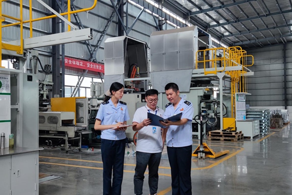 銅梁稅務(wù)人員走訪重慶友盟鑫金屬科技有限公司，宣傳講解留抵退稅等稅費(fèi)支持政策。&nbsp;劉星鑫攝