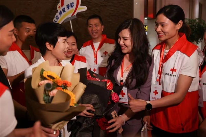 9月5日晚，甘秀妮從北京載譽(yù)歸來。