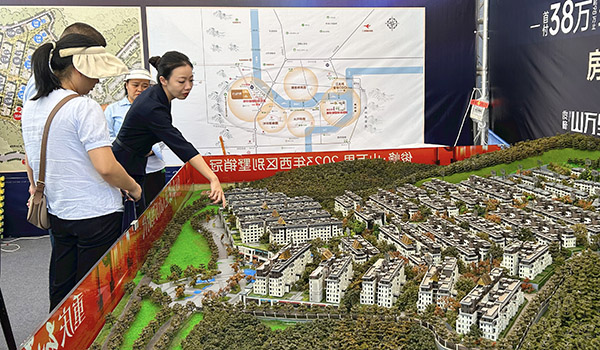 工作人員正為市民講解。唐鑫攝