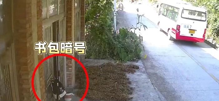 門(mén)口掛書(shū)包，是公交司機(jī)和留守兒童之間的“接頭暗號(hào)”。視頻截圖