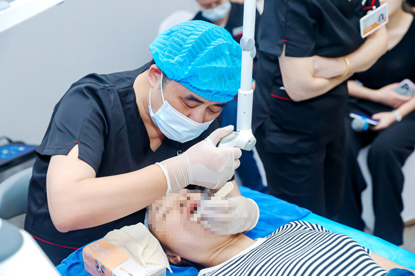 實(shí)操演示。 重慶美侖美奐整形美容醫(yī)院供圖