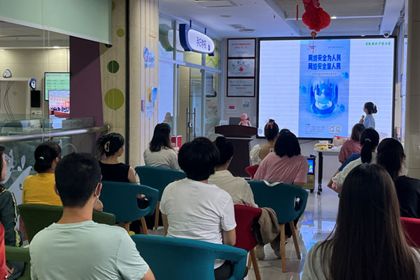 健康教育科在孕婦學(xué)校開展網(wǎng)絡(luò)安全宣傳活動。璧山區(qū)婦幼保健院供圖