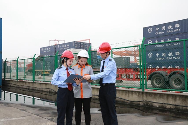 沙坪壩區(qū)稅務(wù)人員走訪物流企業(yè)，了解企業(yè)經(jīng)營(yíng)情況及涉稅需求。陳賽亞攝