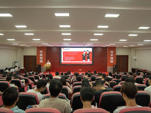 活動(dòng)中，重慶市稅務(wù)局第八稽查局工作人員講解重大稅收違法失信主體和納稅信用修復(fù)相關(guān)內(nèi)容。姜鐘偉攝