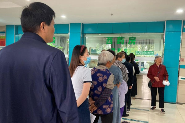 排隊取藥。璧山區(qū)青杠街道社區(qū)衛(wèi)生服務(wù)中心供圖
