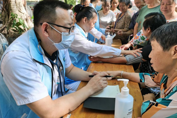 義診現(xiàn)場(chǎng)。重醫(yī)附屬璧山醫(yī)院供圖