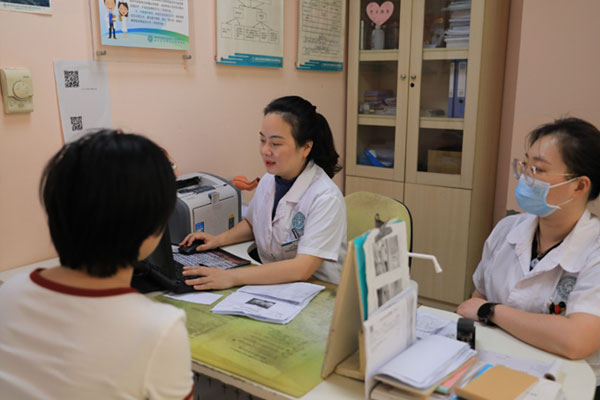 了解患者情況。田倩攝