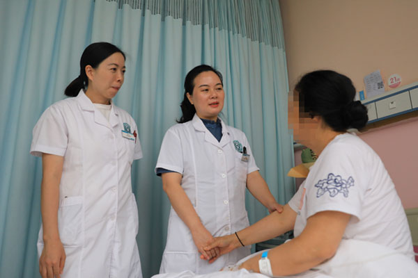 查看患者情況。蒲莉攝