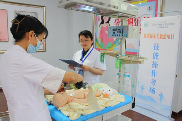 危重新生兒救治考核。江津區(qū)婦幼保健院供圖