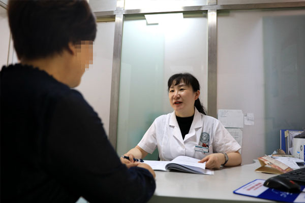 了解患者情況。田倩攝