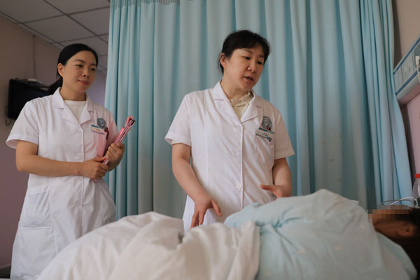 查看患者情況。蒲莉攝