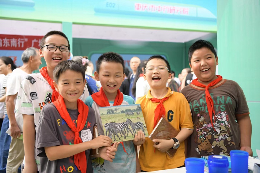 青少年來廣場科普活動體驗。重慶市科技局供圖