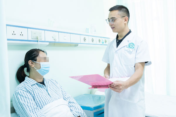 查看患者情況。蒲莉攝